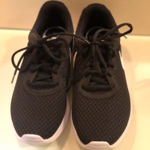 Nike Tanjun Sneakers